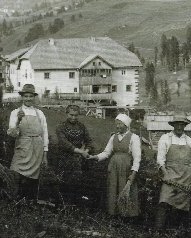 Historical photo of the Lüch da Sompunt farm in Alta Badia